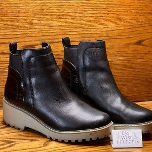 Woman’s unbranded Black leather boots 8.5 Easy Slip-on